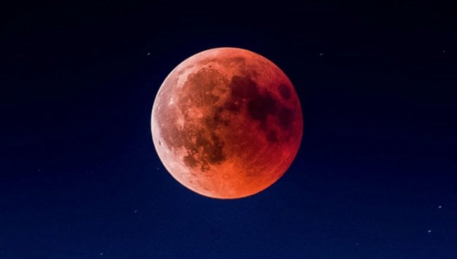 19 ноября произойдет самое долгое лунное затмение за 580 лет. Кто его увидит? Фото.