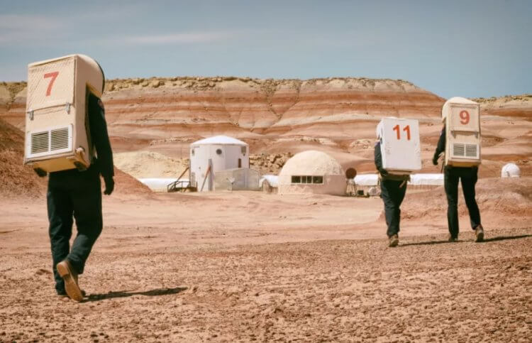 Туристы пробираются на «марсианскую станцию» в США и мешают экспериментам. Руководители проекта рады повышенному интересу, но туристы часто мешают исследованиям. Фото.