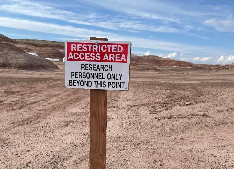 Симуляция жизни на Марсе. Одна из табличек, установленных на территории MDRS. Симуляция жизни на Марсе. Одна из табличек, установленных на территории MDRS. Фото.