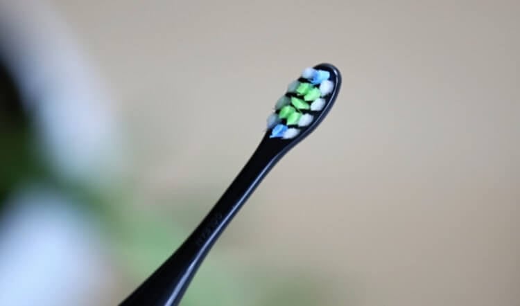 Недорогая электрическая зубная щётка. Эта щётка комплектуется особой чистящей головкой с щетинками DuPont. Фото.