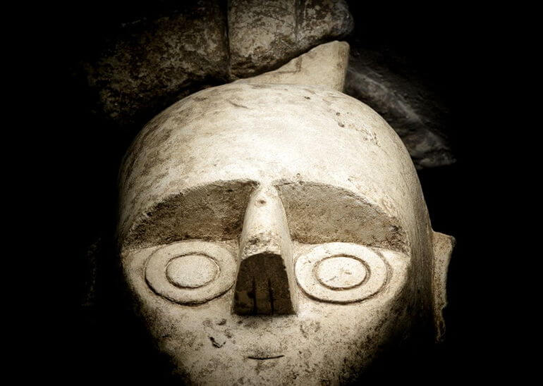 Глаза — одна из основных отличительных черт гигантов Монте Прама. Фото.