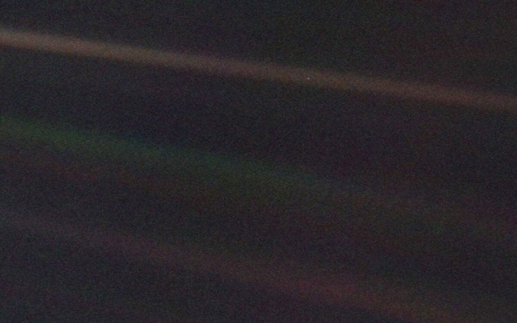 «Вояджер-1» с расстояния 6 миллиардов километров. Идея сделать снимок и это название были предложены Карлом Саганом, который в 1994 году также написал одноименную книгу.
