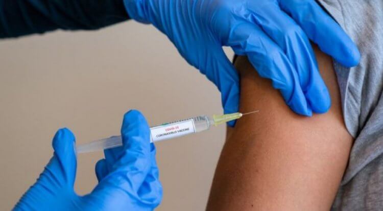 Вакцинированные распространяют COVID-19 так же, как не вакцинированные