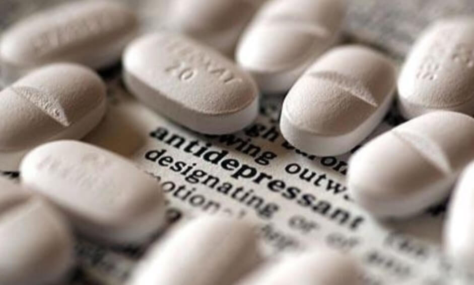 Прием лекарственных средств. Зрачки могут расшириться из-за приема лекарств. Фото.