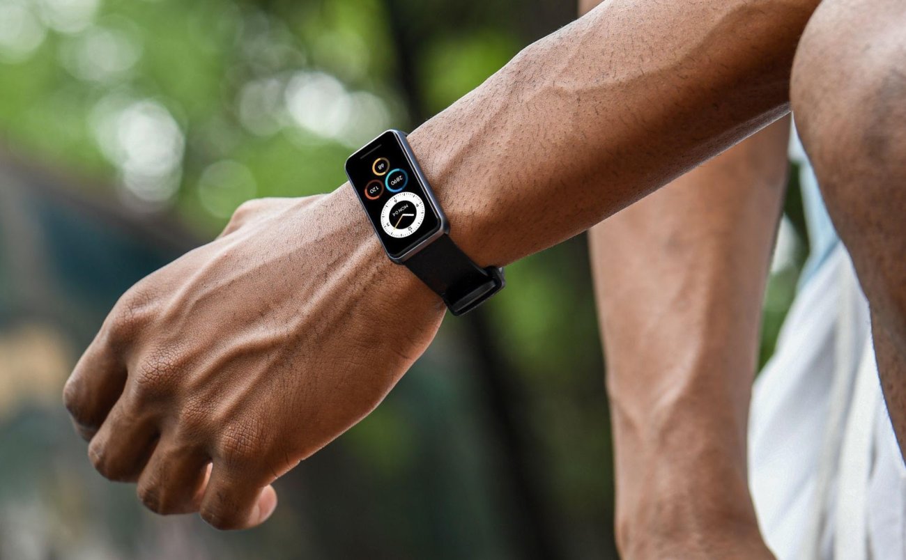 Что лучше: Realme или Xiaomi. Realme Band 2 уместно называть гибридом фитнес-браслета и смарт-часов с небольшим перевесом в пользу первого. Фото.