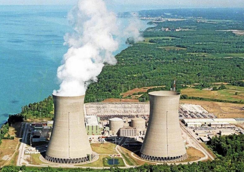 Сложность использования солнечной и ветряной энергии. А может, будущее за ядерной энергией? Фото.