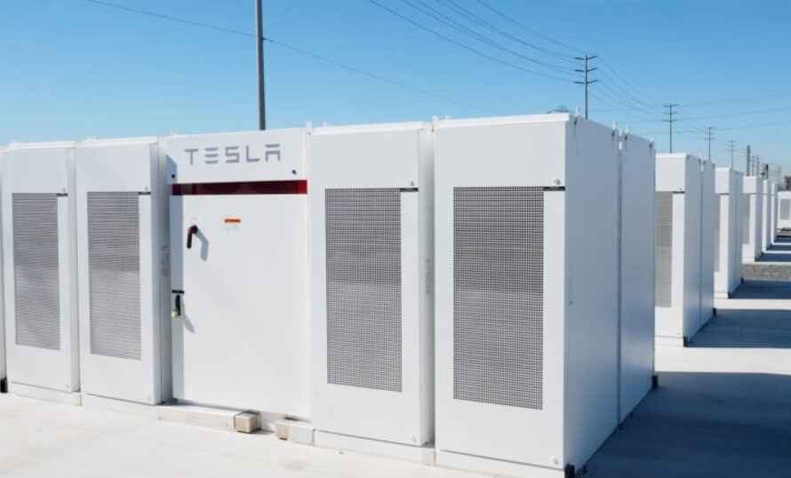 Переход на возобновляемые источники энергии. Аккумуляторы для хранения энергии от Tesla. Фото.