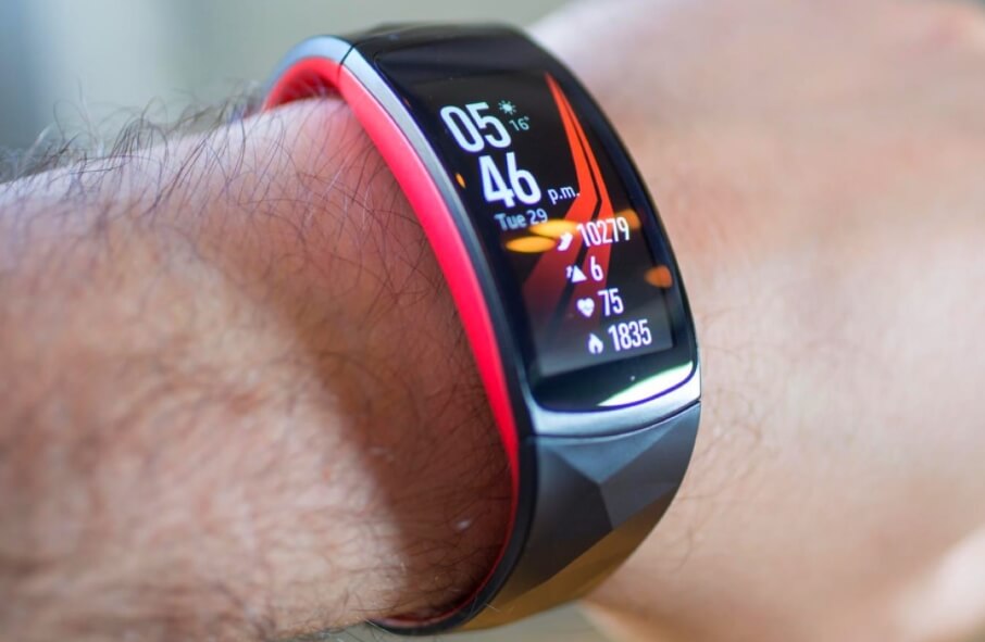 Благодаря новым солнечным панелям, фитнес-браслеты не нужно будет заряжать. Фото.