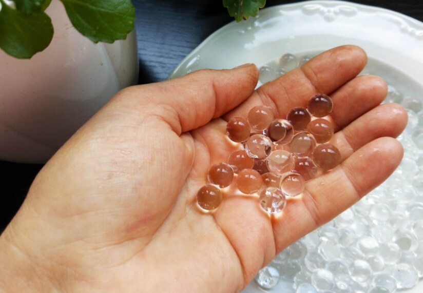 Гидрогель можно купить даже в магазине — из него делают средство для накопления и удержания влаги в почве. Фото.