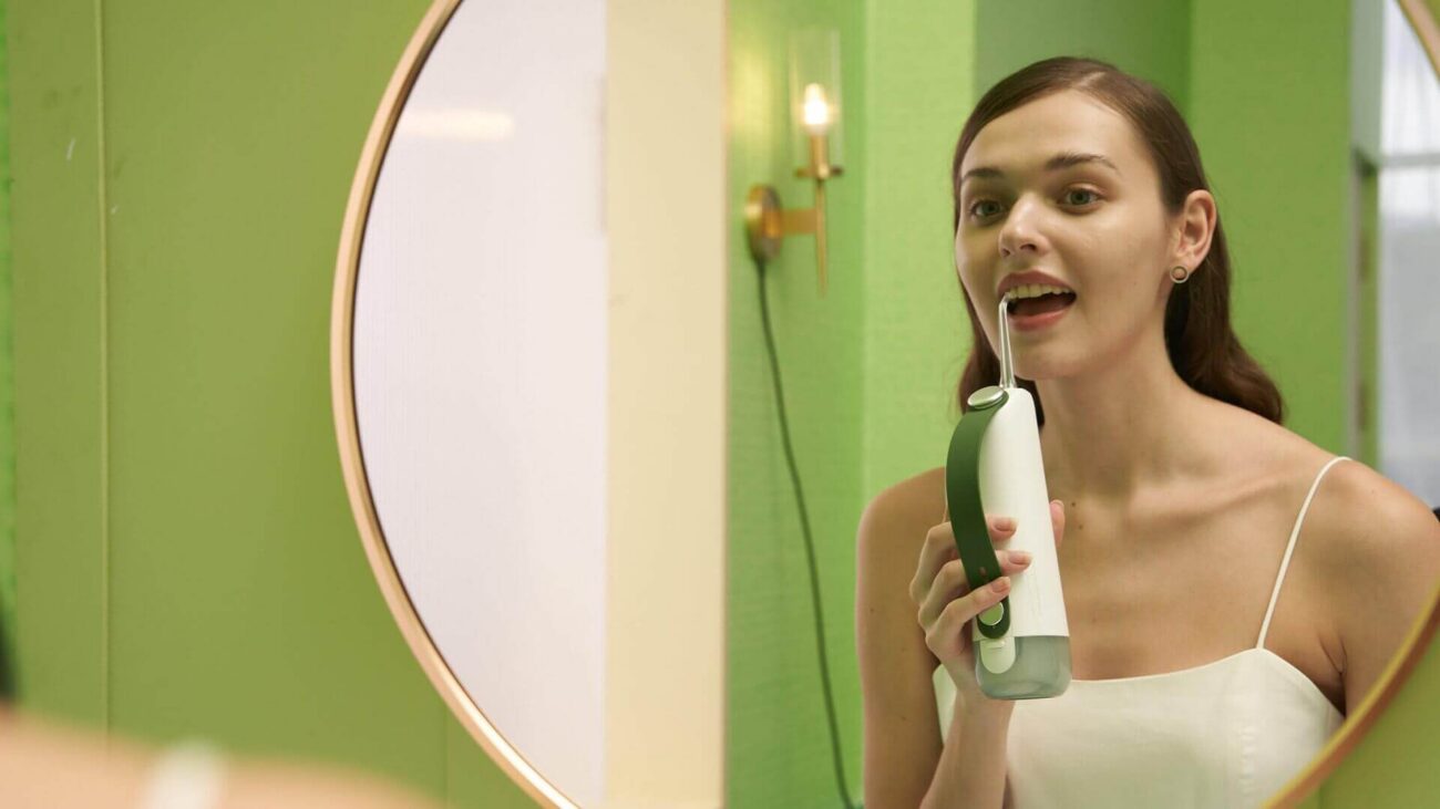 Ирригатор бережнее относится к вашим дёснам, чем зубная нить. Фото.