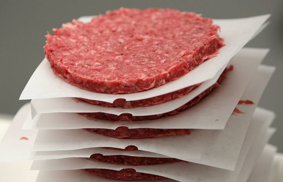 Искусственное мясо своими свойствами не хуже настоящего. Фото.