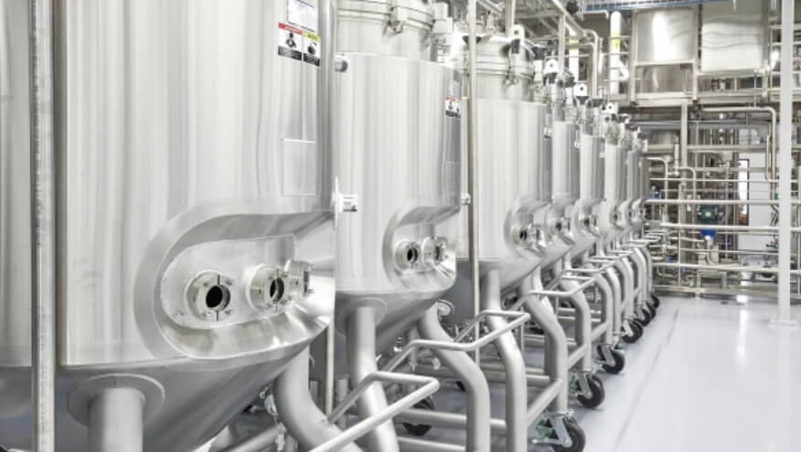 Оборудование внутри завода Upside Foods. Фото.