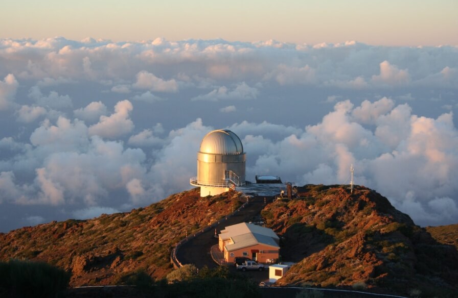 Извержение вулкана Кумбре-Вьеха. Обсерватория Роке-де-лос-Мучачос. Фото.