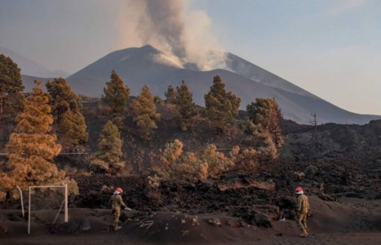 Извержение вулкана Кумбре-Вьеха. Пожарные на фоне извергающегося вулкана Кумбре-Вьеха. Фото.