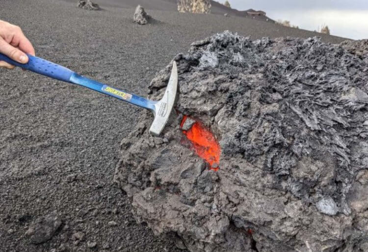 Вулканическая бомба на видео. Лавовая бомба, вылетевшая из вулкана Кумбре-Вьеха. Фото.