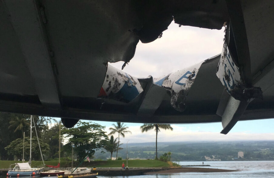 Вулканическая бомба на видео. Крыша судна, на которое упала вулканическая бомба. Фото.