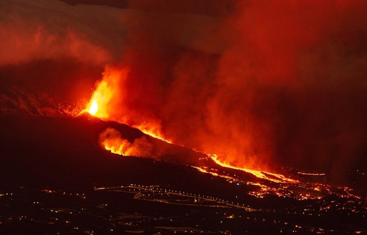 Что такое вулканическая бомба и чем она опасна? Извержение вулкана Кумбре-Вьеха в сентябре 2021 года. Фото.