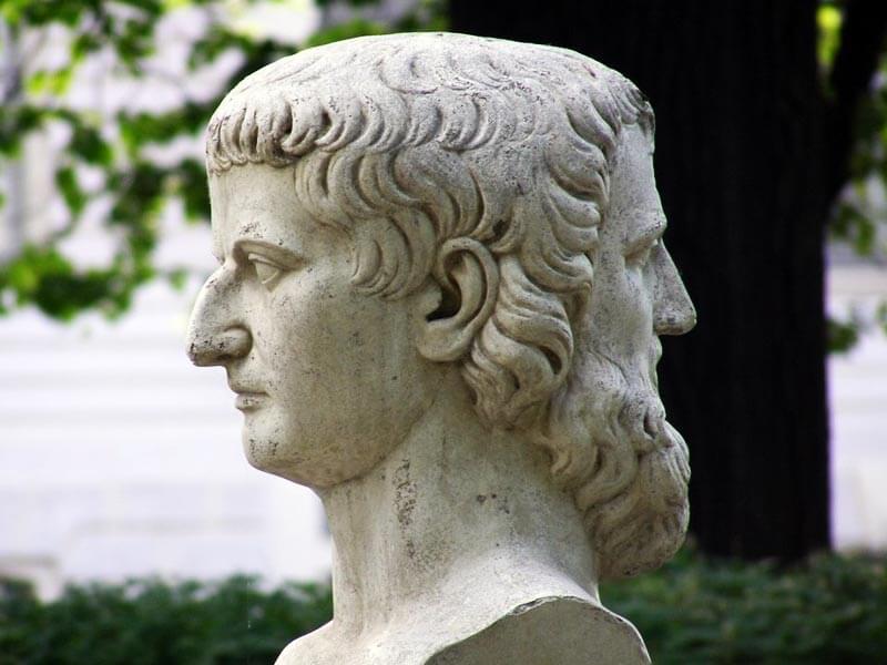 История римского календаря. Древнеримский бог двуликий Янус, в честь которого назван месяц январь. Фото.