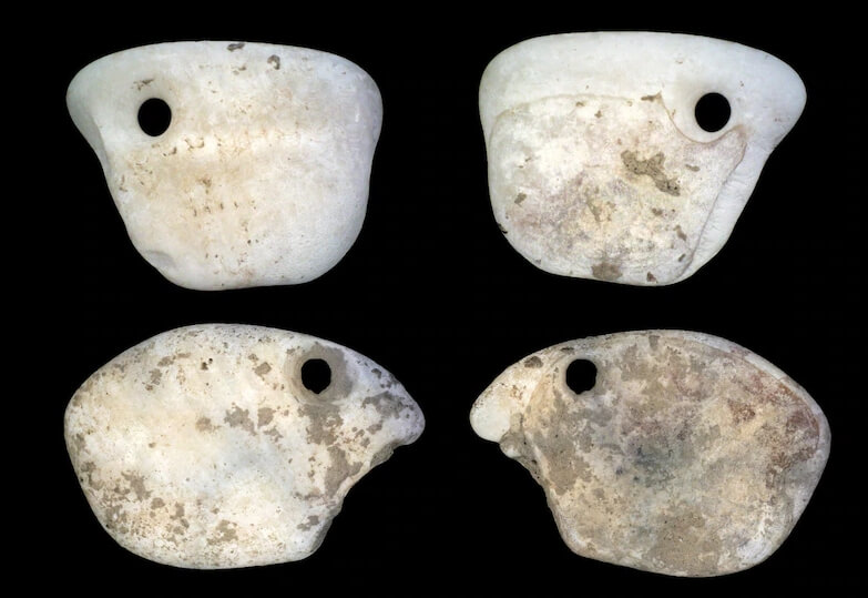 Украшения,обнаруженные на месте захоронения младенца Неве. Фото.