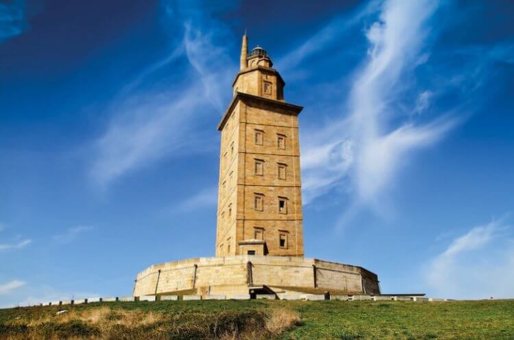 Когда люди впервые стали использовать маяки. Башня Геркулеса в Ла-Корунья, Испания, считается самым старым действующим маяком в мире, она датируется концом первого века. Фото.