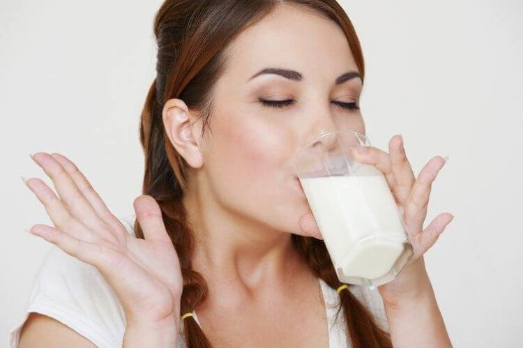 Почему стакан теплого молока на ночь помогает заснуть. Существует несколько причин, по которым стакан молока помогает уснуть. Фото.