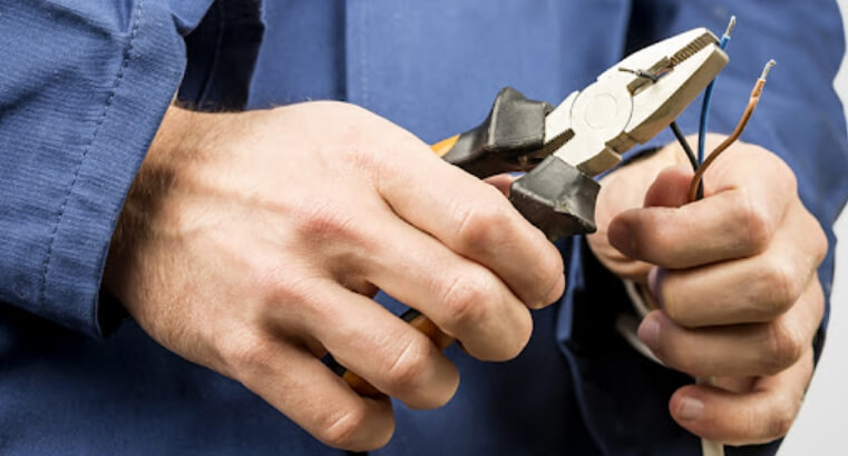 Упражнение с плоскогубцами в течение 30 минут позволило добровольцам лучше решать задачи на синтаксис. Фото.