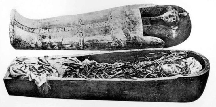 Тайна мумии Аменхотепа I. Мумия Аменхотепа I с погребальной маской внутри саркофага. Фото.