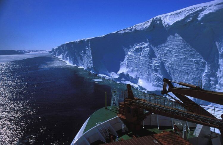 Под Антарктикой найдено «шокирующее изобилие» живых организмов. Одна сторона шельфового ледника Экстрем. Фото.