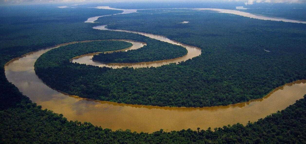 В то, что атмосферные реки вмещают в себя столько же воды, сколько река Амазонка, сложно поверить. Но так говорят некоторые ученые. Фото.