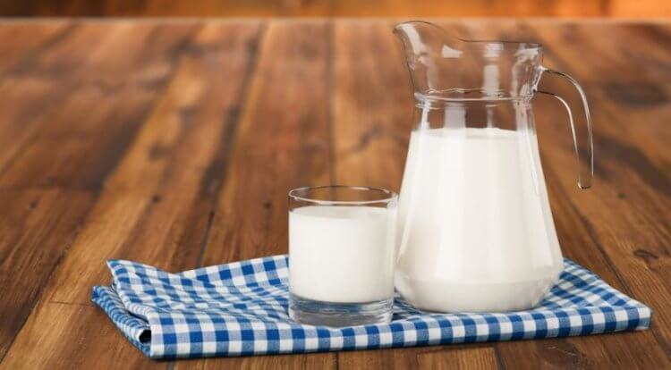 Почему стакан теплого молока на ночь помогает заснуть