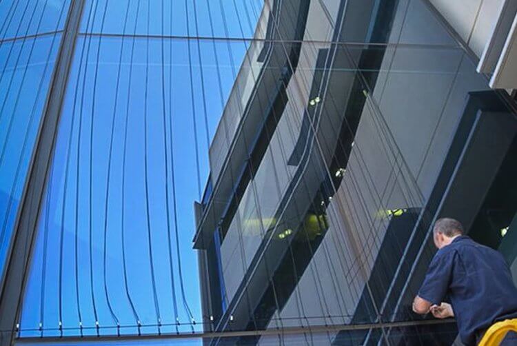 Защита птиц от столкновений со зданиями. Веревки на здании Квинслендского университета. Фото.