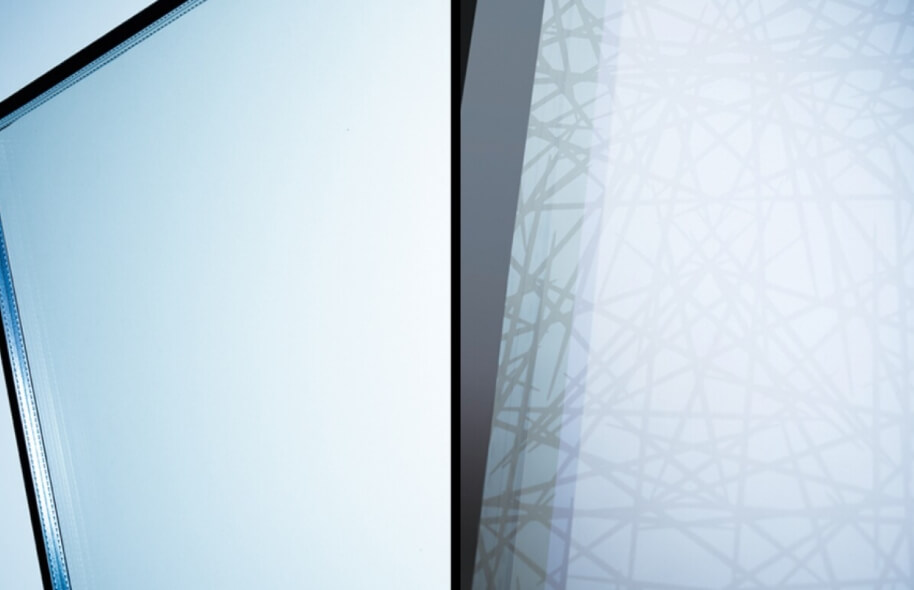 Стекло ORNILUX: слева так его видят люди, справа — так видят птицы. Фото.