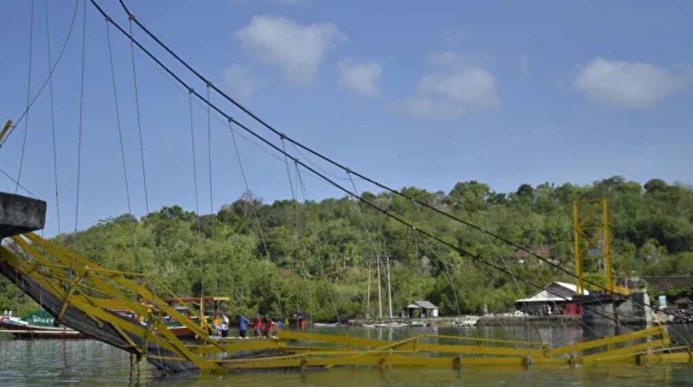Обрушение моста между островами Нуса-Лембонган и Нуса-Ченинган. Фото.