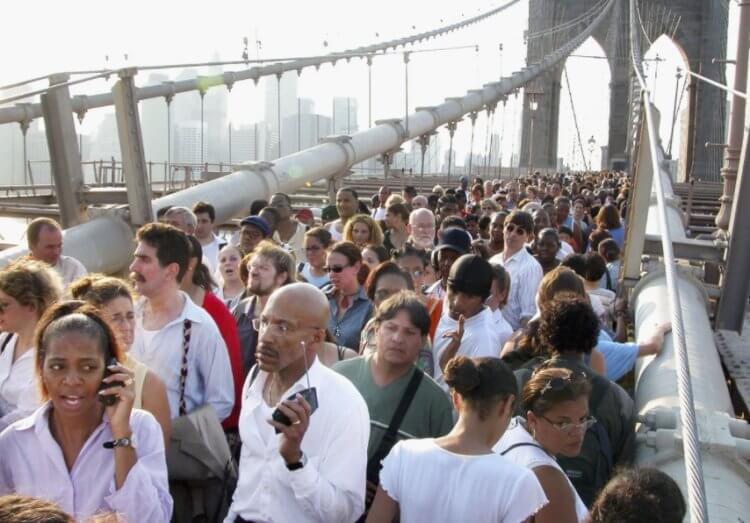 Опасность подвесных мостов. Люди на Бруклинском мосту в 2003 году. Фото.
