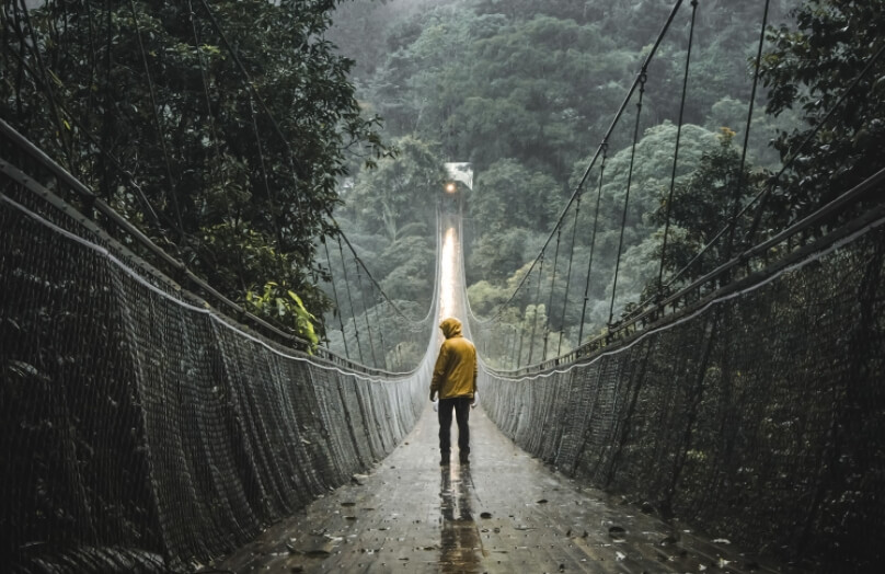 Не каждый человек осмеливается ходить по подвесным мостам и этому есть причины. Фото.