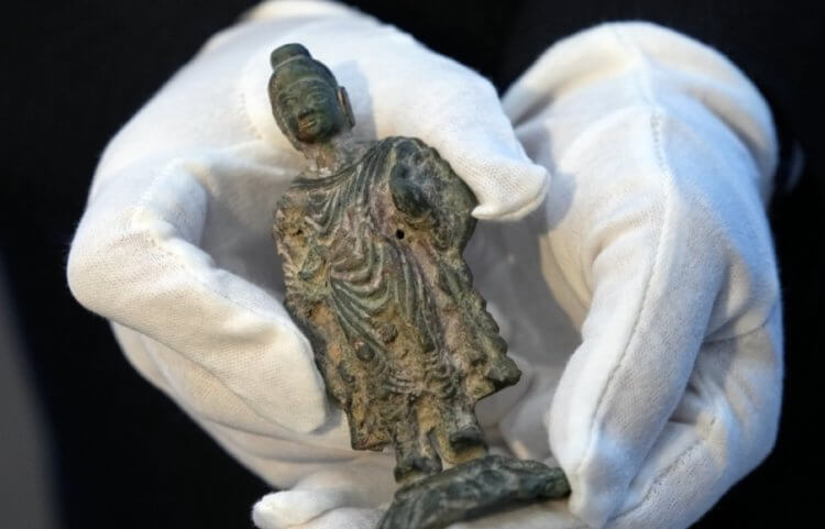 В Китае найдена самая древняя статуя Будды. Древняя статуэтка Будды, найденная в китайской гробнице. Фото.