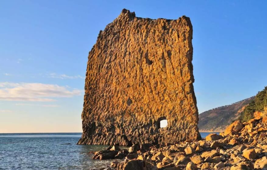 Как образуются монолиты на планетах? Скала Парус в Краснодарском крае. Фото.