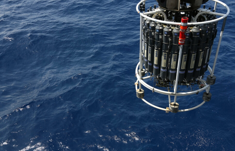 На фотографии показаны Бутыли Нансена, которые наполняются водой и анализируют свойства воды. Фото.