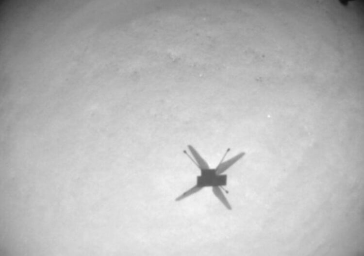 Проблемы с навигацией. Тень вертолета Ingenuity во время четырнадцатого полета. Фото.