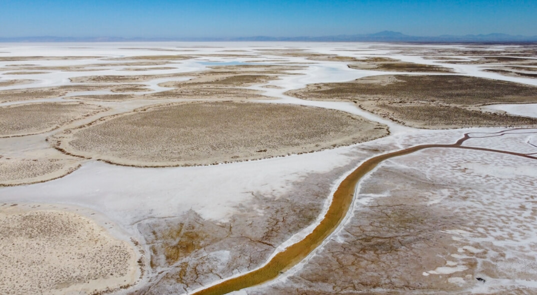 Турецкое озеро Туз. Сегодня озеро Туз страдает из=за глобального потепления. Фото.