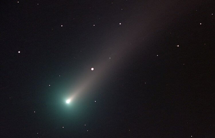 Над Землей пролетела самая яркая комета 2021 года. Комета Леонарда на звездном небе. Фото.