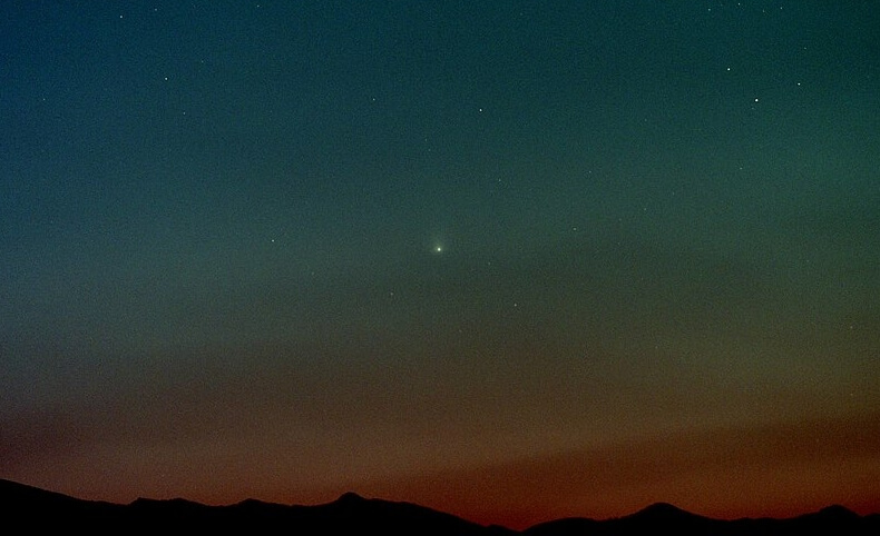 Комета Леонарда невооруженным взглядом. Фото.