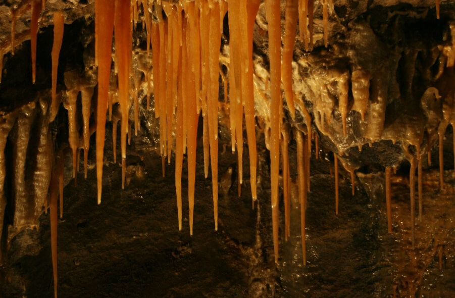 Ритуальные предметы майя. Представители майя использовали посуду для сбора воды, стекающей со сталактитов. Ритуальные предметы майя. Представители майя использовали посуду для сбора воды, стекающей со сталактитов. Фото.