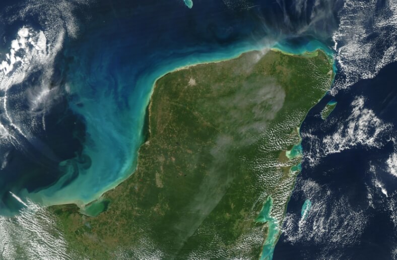 Ритуальные предметы майя. Полуостров Юкатан из космоса. Ритуальные предметы майя. Полуостров Юкатан из космоса. Фото.