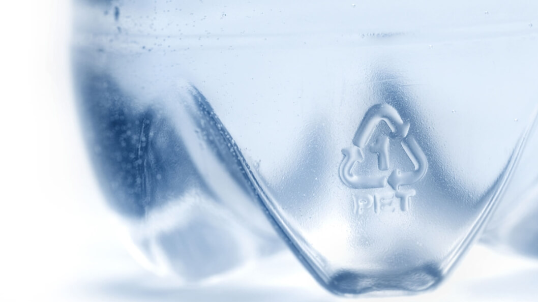 Полиэтилентерефталат также известен как ПЭТФ, ПЭТ и ПЭТГ. Фото.