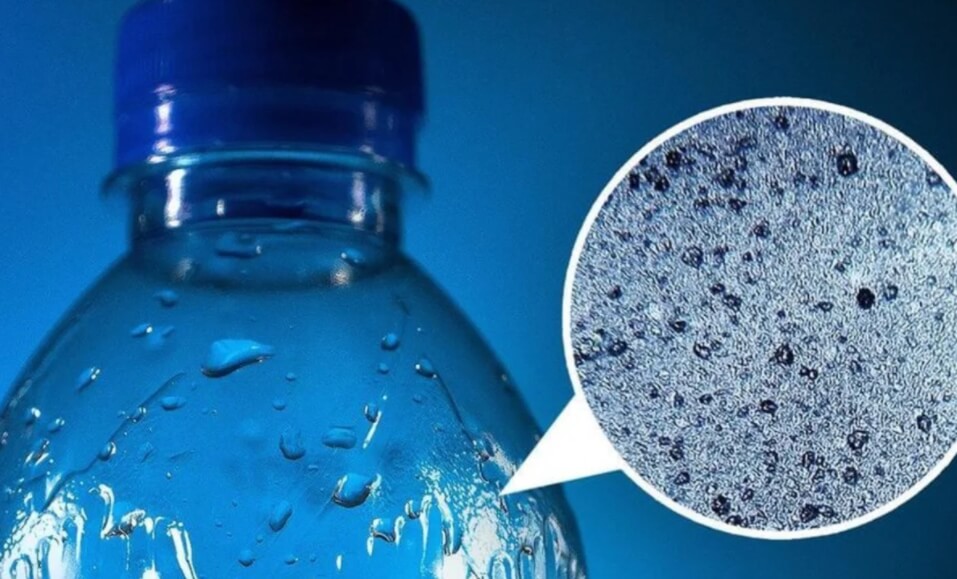 Чаще всего микропластик попадает в организм вместе с водой и едой. Фото.