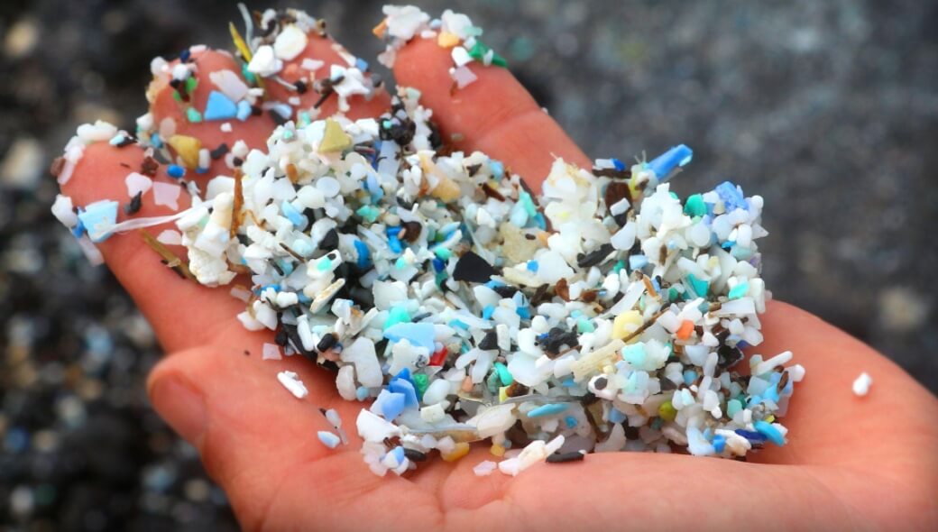 Ученые выяснили, как микропластик может навредит сердцу. Фото.