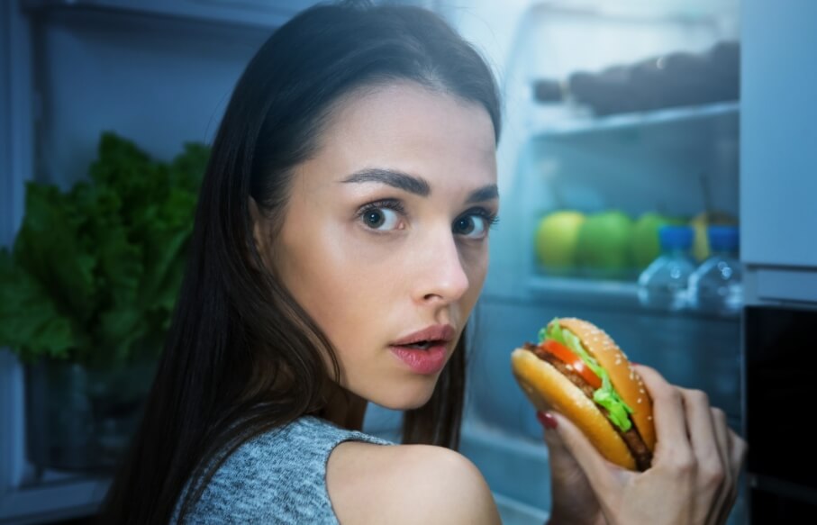 Почему есть ночью вредно? Пищевая нагрузка в ночное время увеличивает риск серьезных заболеваний. Фото.