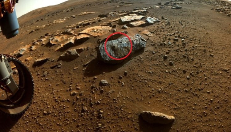 Как NASA ищет следы жизни на Марсе? Два отверстия, из которых были добыты образцы марсианского грунта. Фото.