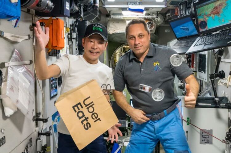 Доставка еды в космос. Юсаку Маэдзава доставил на МКС посылку с едой от Uber Eats. Фото.